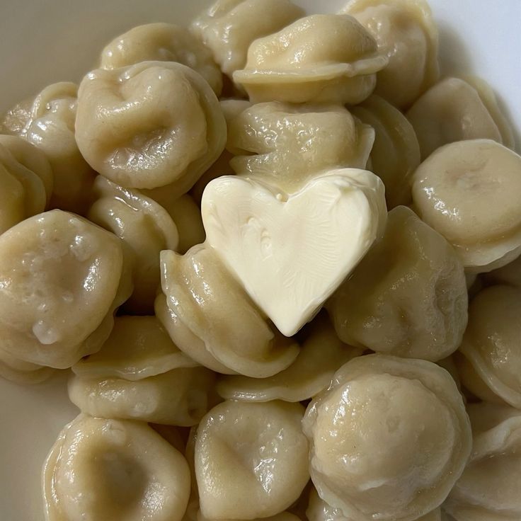Assiette de pelmeni cuits avec un cœur de beurre fondant, plat slave traditionnel à savourer chez soi, disponible chez Pomo.bio, livraison rapide à Paris.