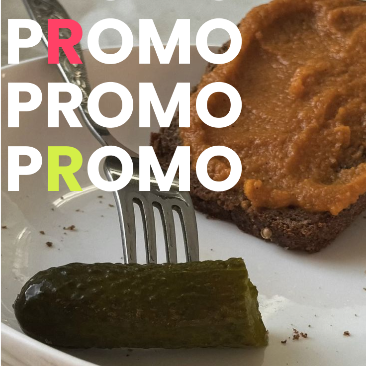 Bannière promo Pomo.bio avec tartine au caviar d’aubergine et cornichon mariné. Saveurs slaves en promotion – livraison rapide à Paris.