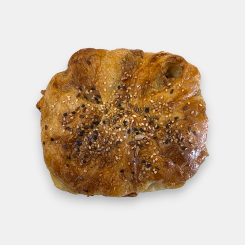 Placinta feuilletée à la viande 200 g, parsemée de graines de sésame, épicerie balkanique Paris