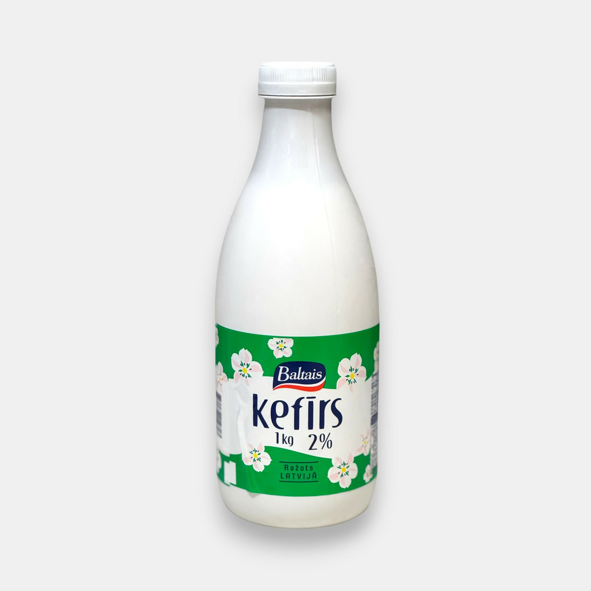 Bouteille de kéfir «Baltais» 2 %, 1 L — boisson laitière douce et rafraîchissante fabriquée en Lettonie. Idéale seule ou avec des pâtisseries. Disponible sur Pomo.bio.