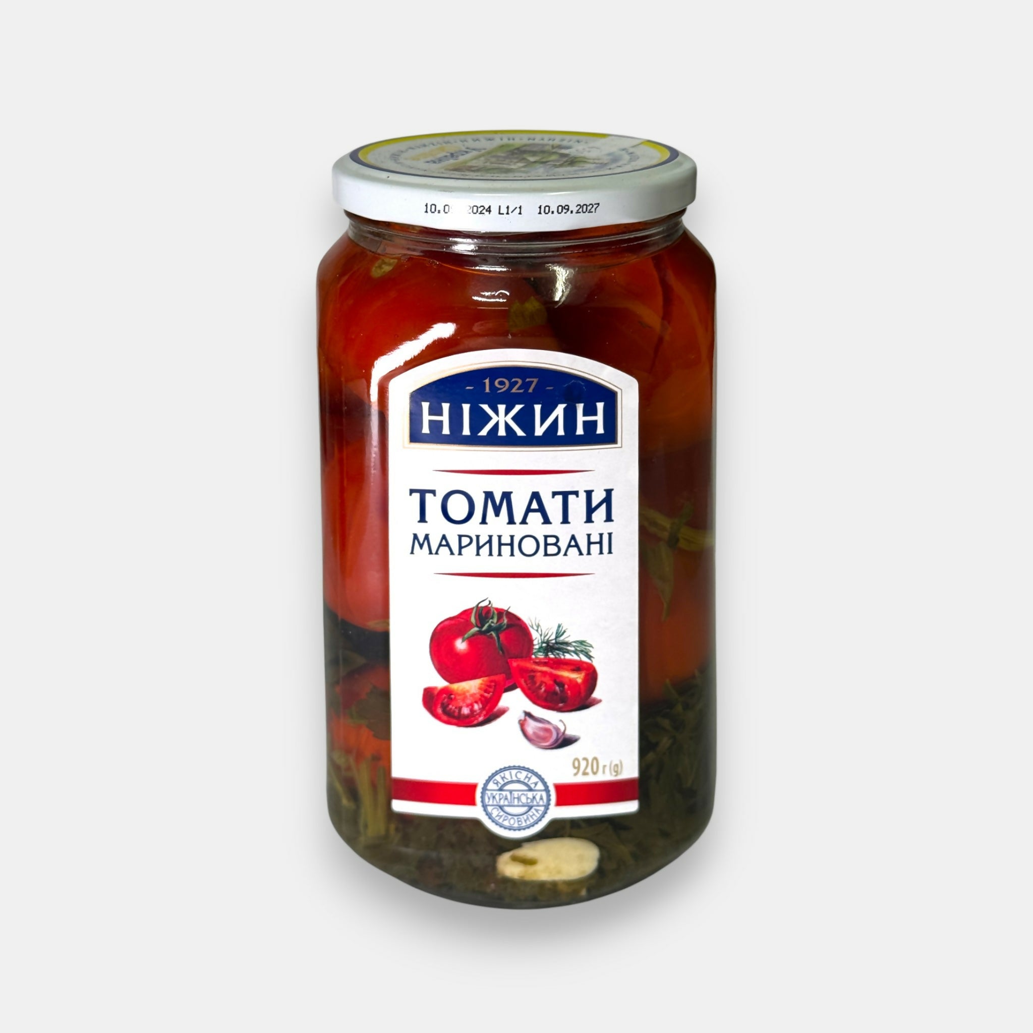Bocal de tomates marinées «Nezhin», 920 g — tomates entières dans une saumure douce et parfumée, parfaites pour les apéritifs et plats chauds. Disponible sur Pomo.bio.