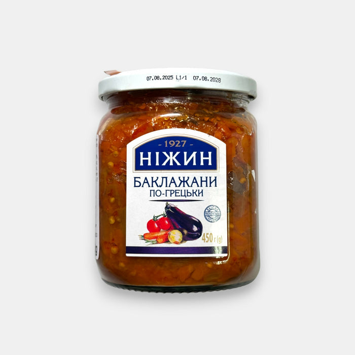 Bocal d’aubergines grecques “Nezhin”, aubergines en sauce tomate avec légumes, bocal en verre à étiquette blanche, disponible chez Pomo.bio, épicerie slave à Paris.