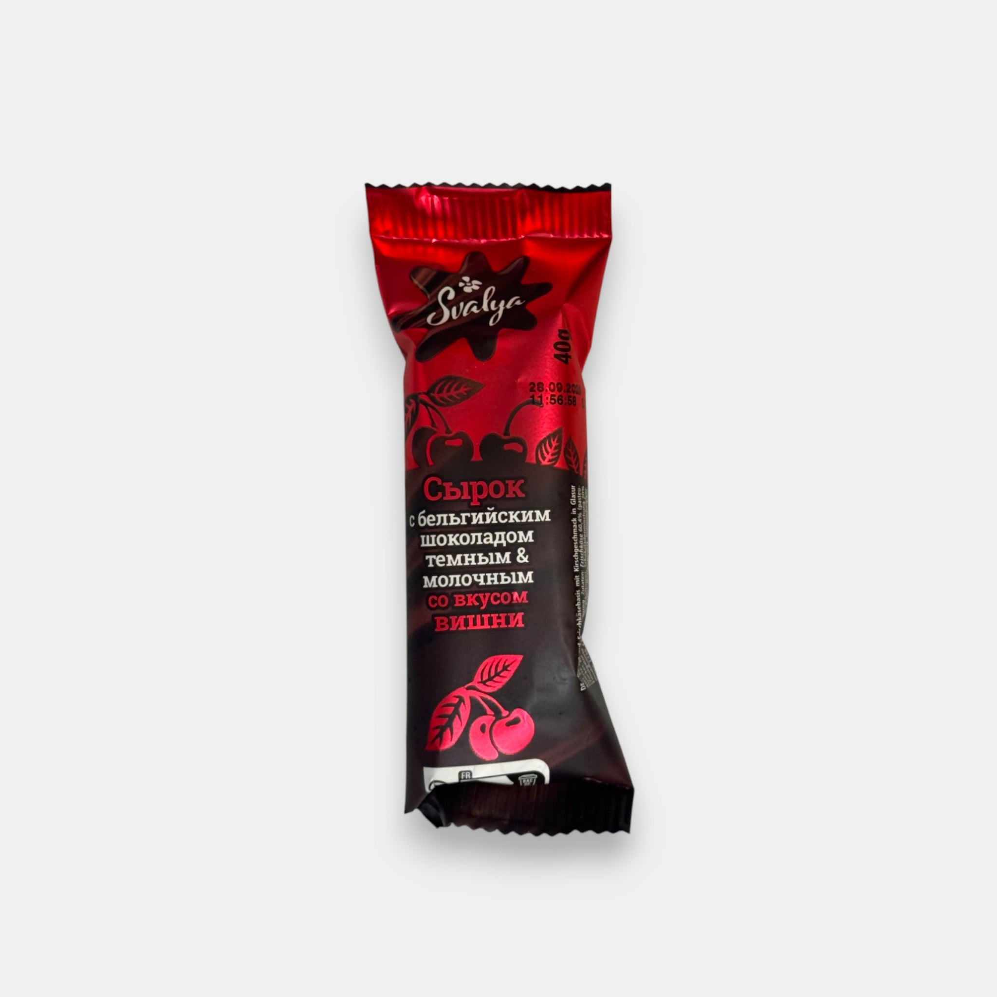 Barre au fromage blanc Svalya 40 g, enrobée de chocolat noir avec cerise – dessert intense et fruité, épicerie russe à Paris Pomo.bio, livraison rapide