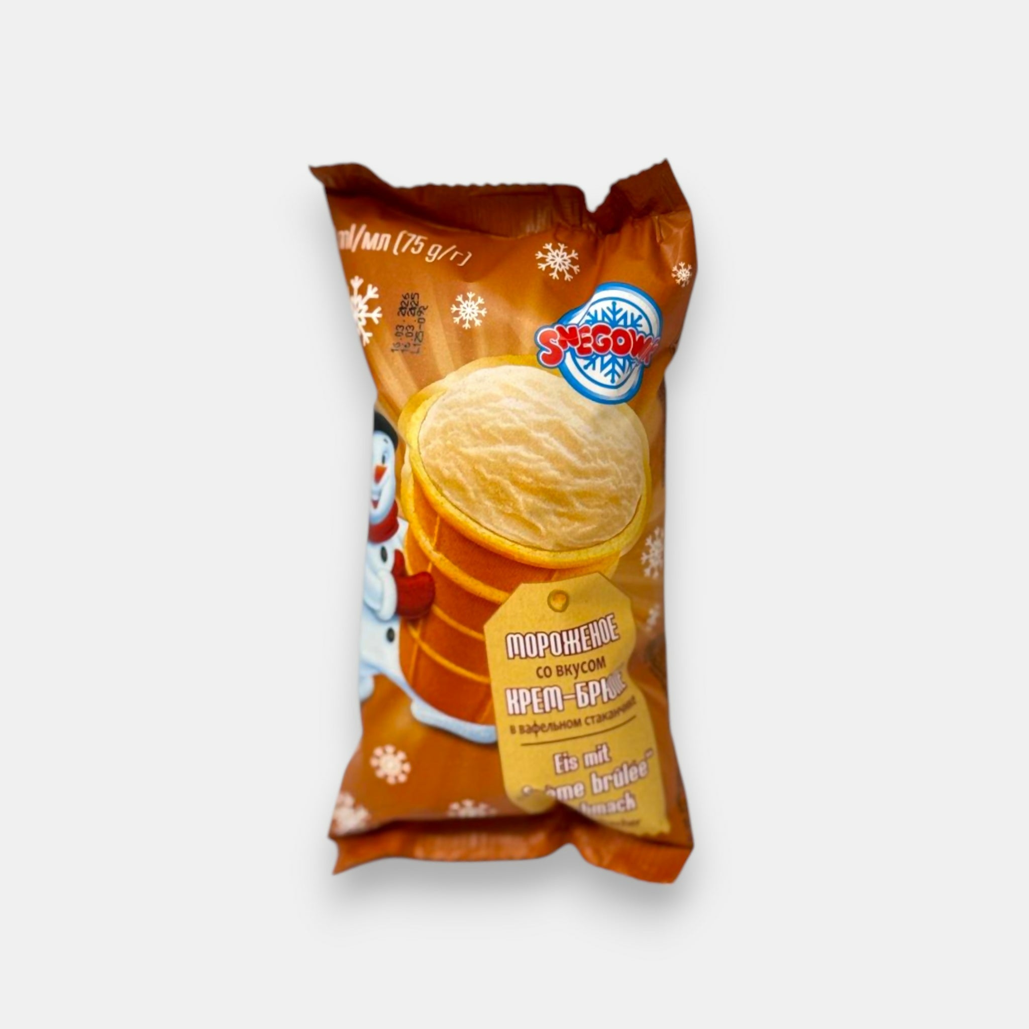 Glace goût crème brûlée en cornet gaufré, marque Snezhnok, dessert slave onctueux disponible chez Pomo.bio, épicerie russe avec livraison rapide à Paris.