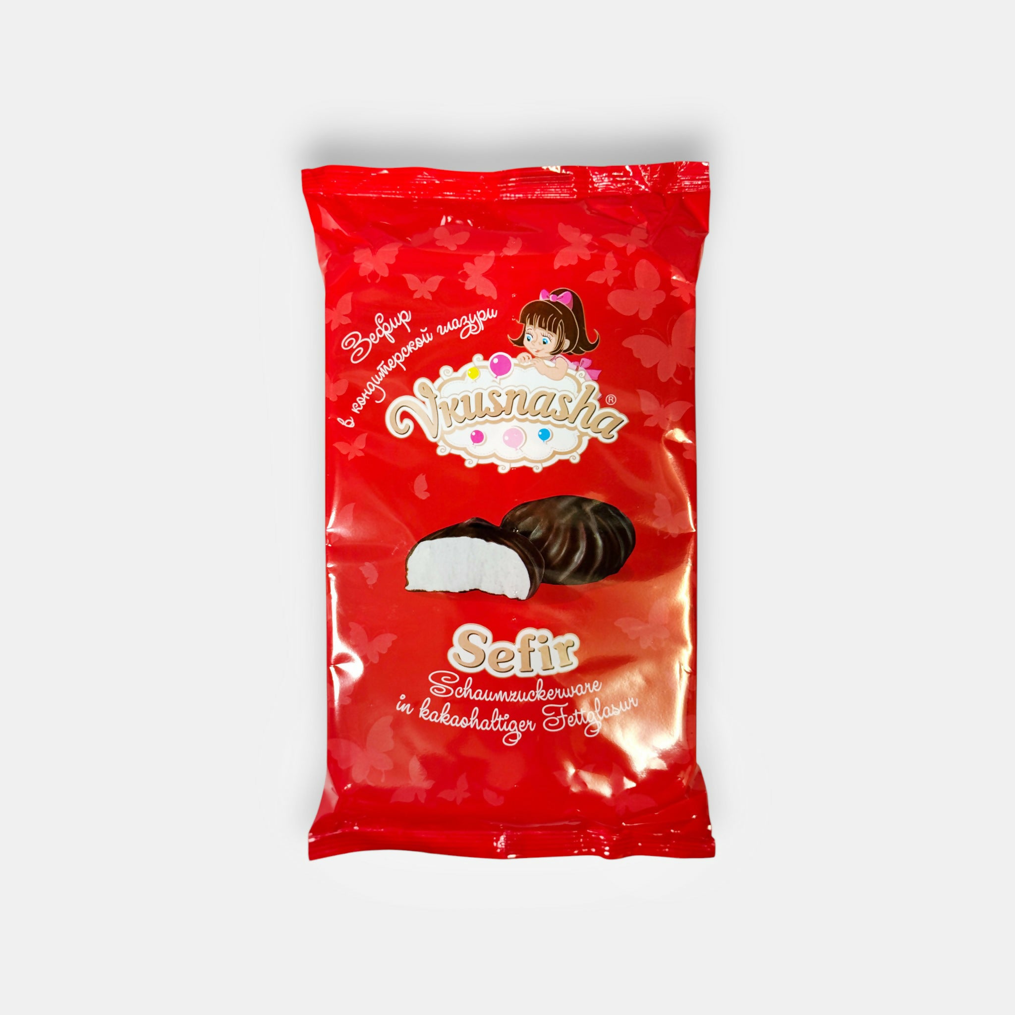 Paquet de zéfir enrobé de chocolat «Vkusnyasha», 210 g — guimauves légères et sucrées nappées d’un glaçage au chocolat. Disponible sur Pomo.bio.