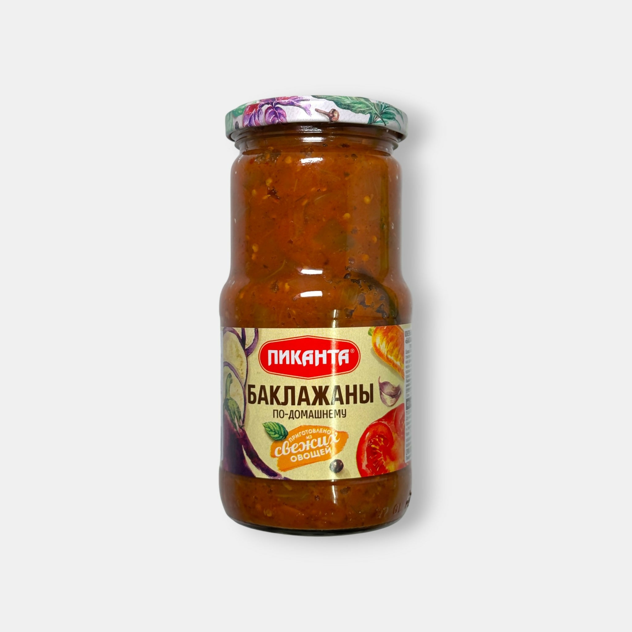 Bocal d’aubergines maison “Pikanta”, légumes mijotés avec poivron, tomate, carotte et ail, bocal en verre illustré, disponible chez Pomo.bio, épicerie slave à Paris.
