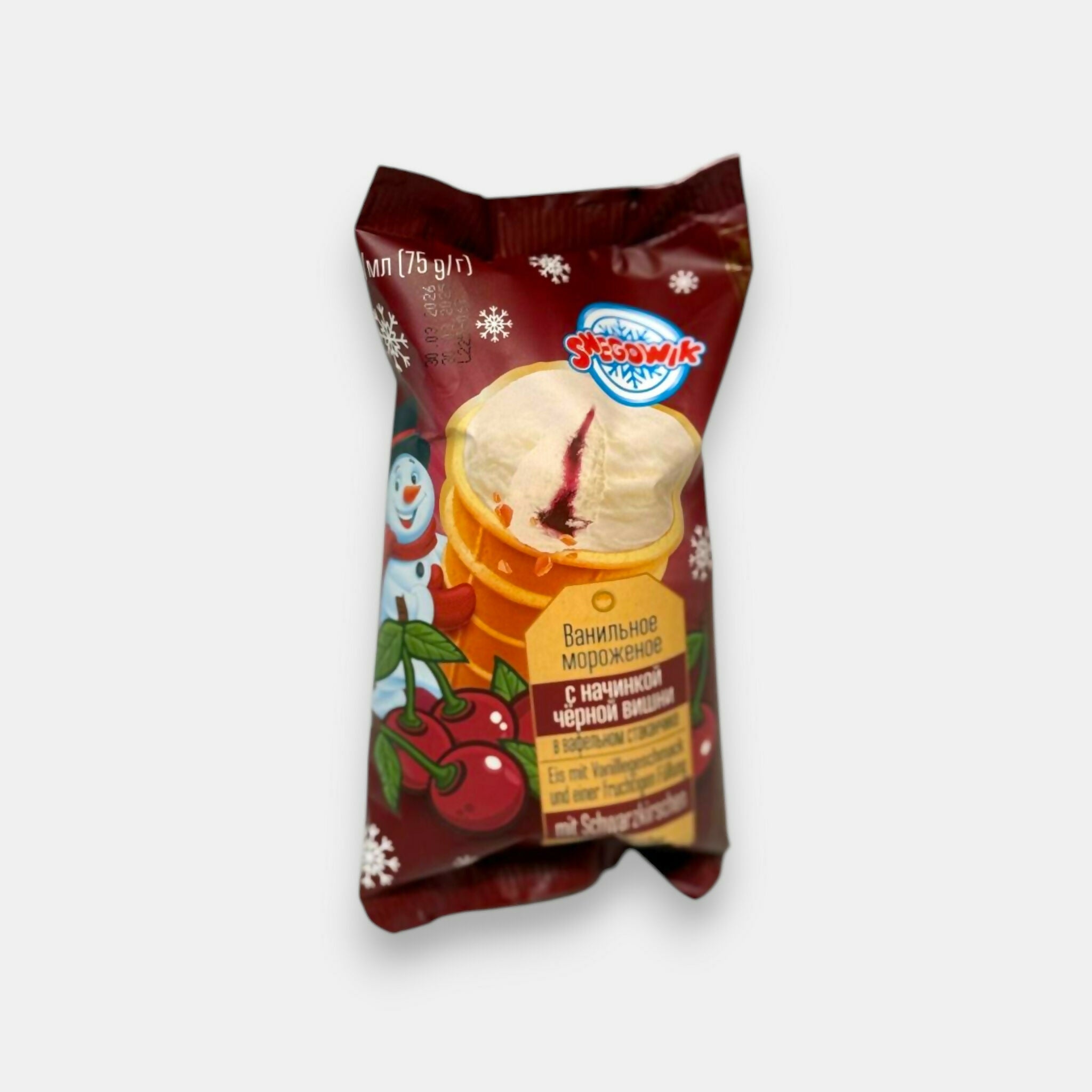 Crème glacée vanille cœur cerise en gaufrette Snegovik 75 g — vue de face