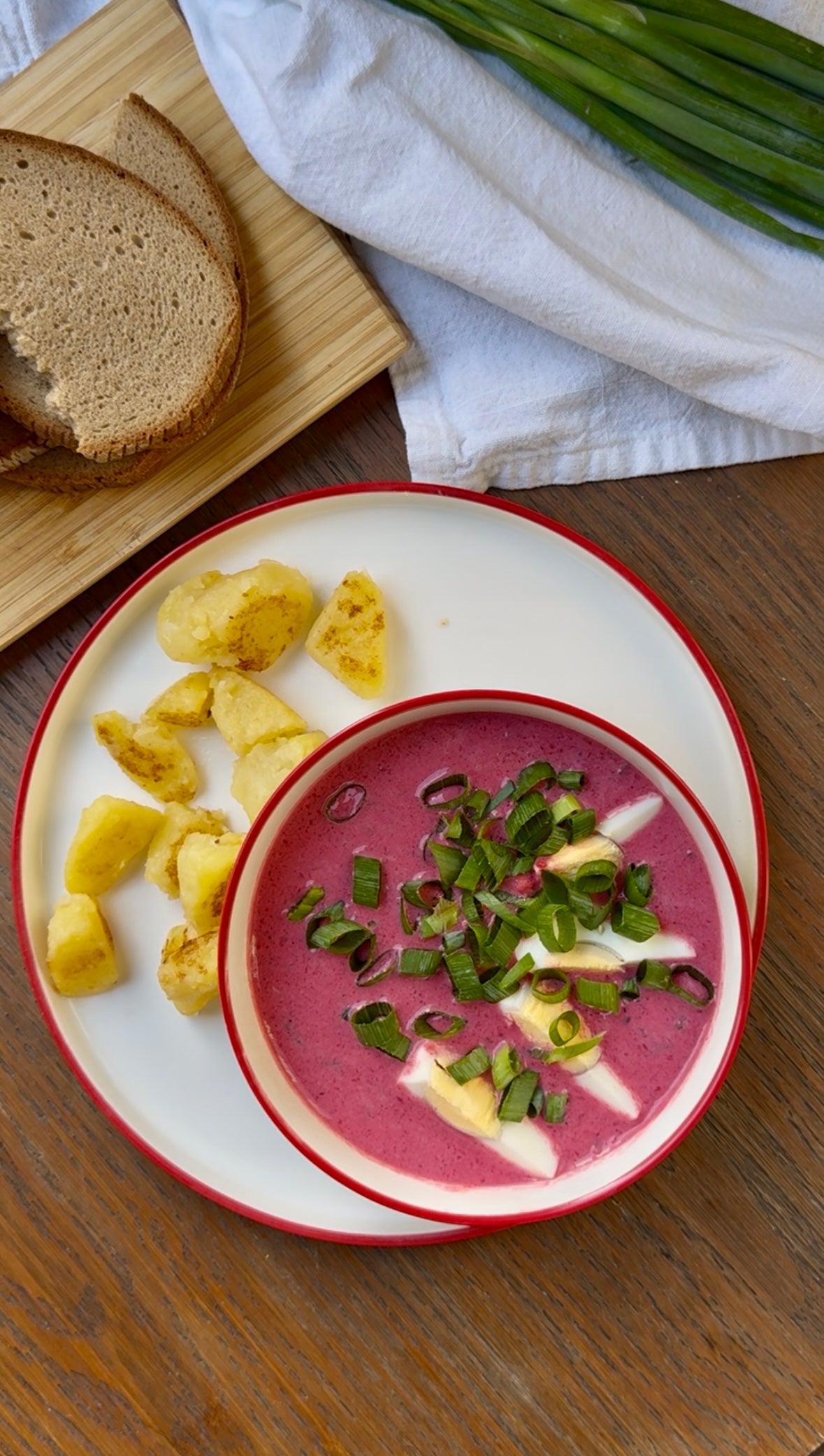 Bol de svekolnik (soupe froide aux betteraves) garni d’œuf et ciboulette, servi avec pommes de terre et pain noir. Cuisine slave maison – Pomo.bio.