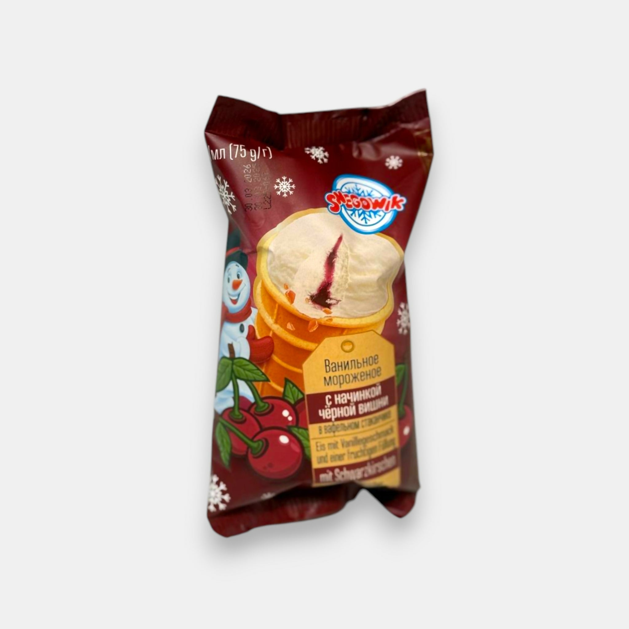 Glace vanille fourrée à la cerise noire en cornet gaufré, marque Snezhnok, dessert slave surgelé, disponible chez Pomo.bio, épicerie russe à Paris.