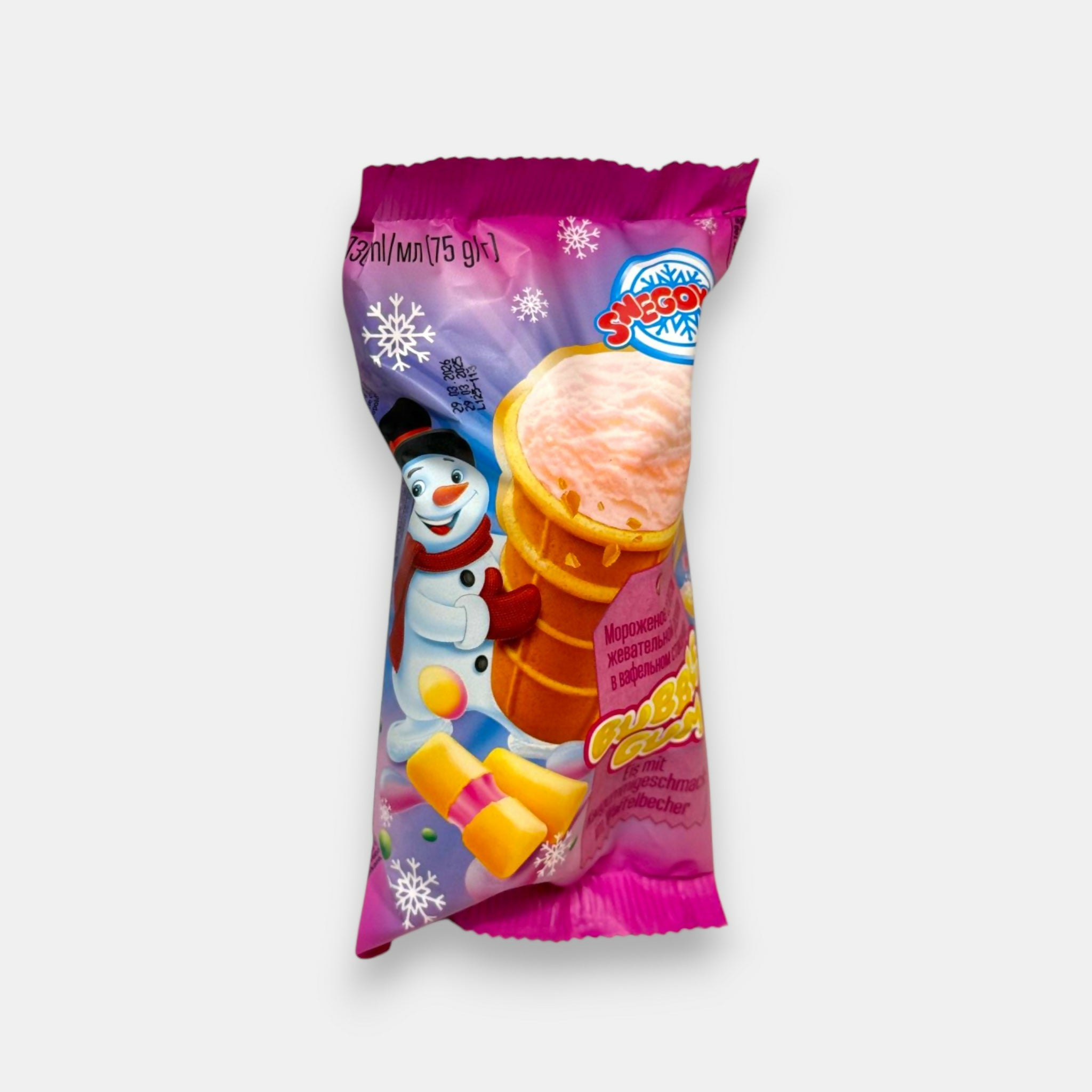 Glace goût chewing-gum en cornet gaufré, marque Snezhnok, dessert coloré pour enfants, disponible chez Pomo.bio, épicerie slave avec livraison rapide à Paris.