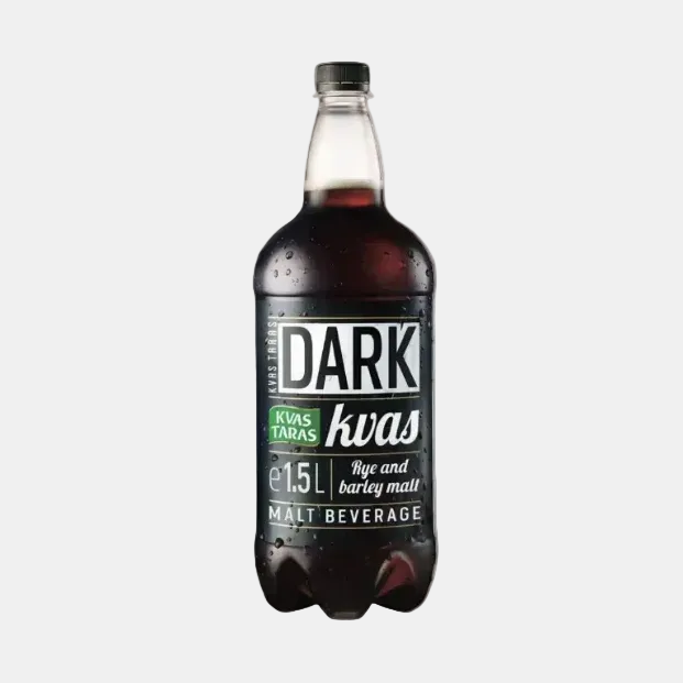 Bouteille de kvas noir 1,5 l – boisson fermentée traditionnelle d'Europe de l'Est, vue de face