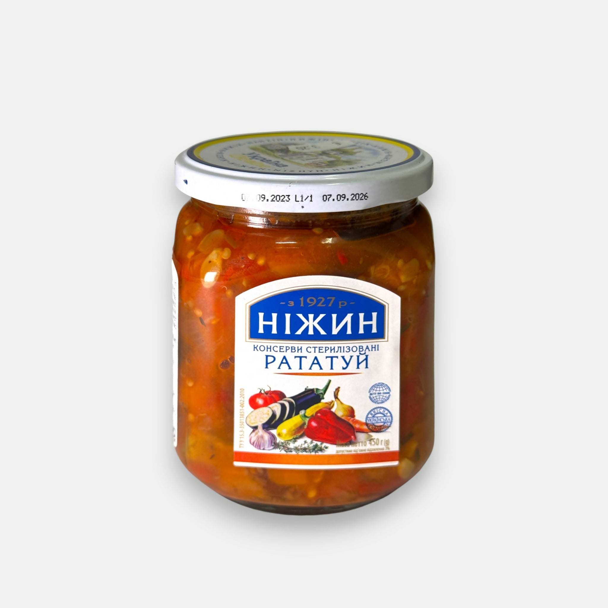 Pot de zakuska «Ratatouille» de la marque «Nezhin», 450 g — entrée de légumes inspirée du ratatouille classique, avec poivrons, courgettes, aubergines, carottes, oignons, tomate et ail. Disponible sur Pomo.bio.