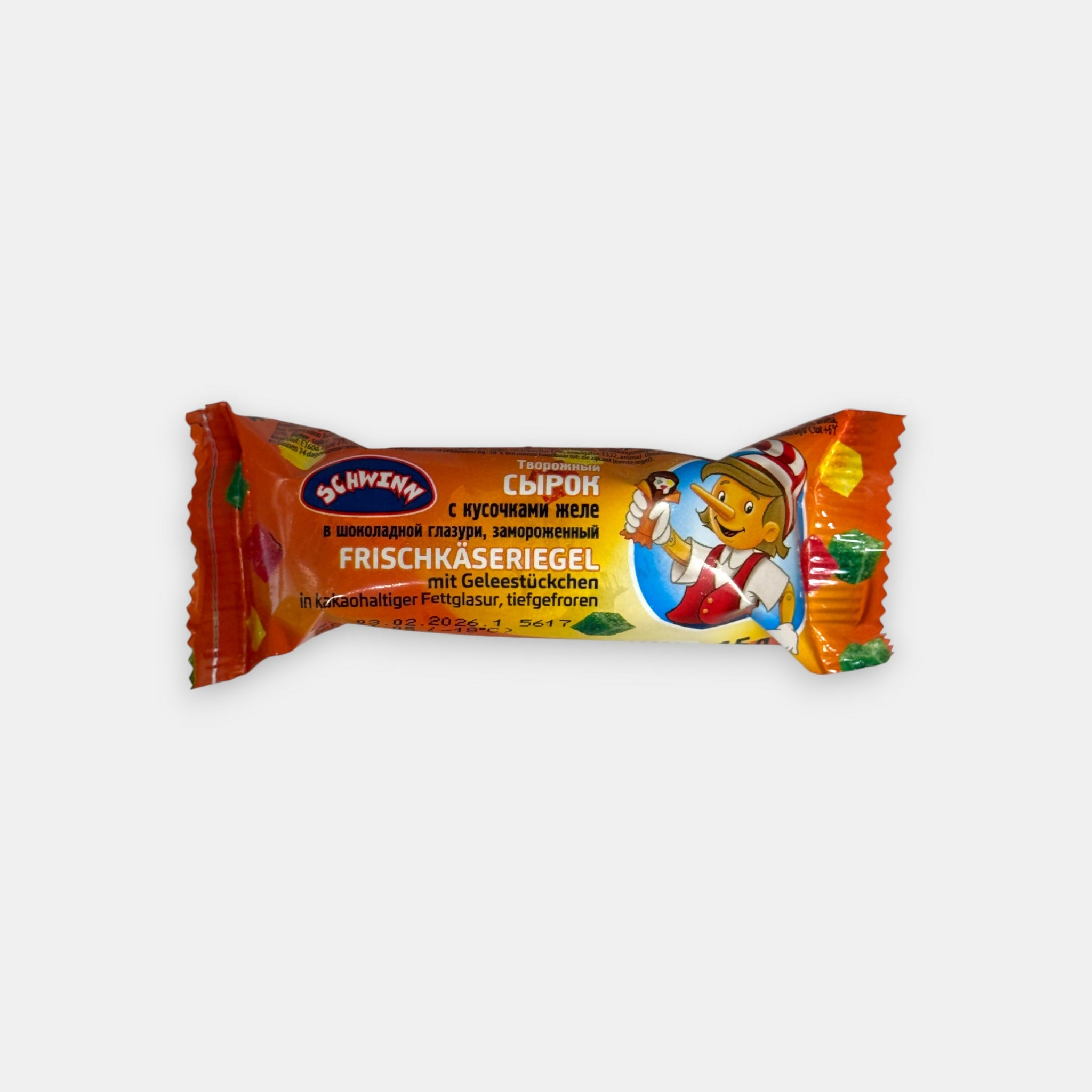 Barre glacée au fromage blanc avec morceaux de gelée colorée, emballage Schwinn 45 g, vue de face. Épicerie russe Pomo.bio, livraison rapide à Paris.