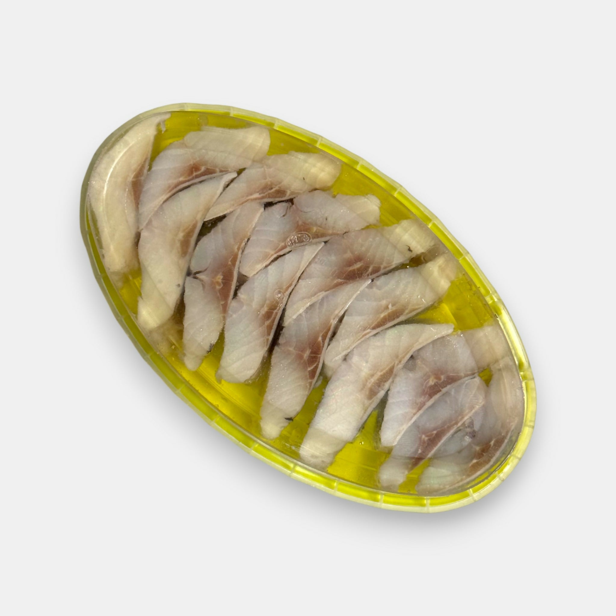 Hareng en morceaux marinés à l’huile servi en tranches, spécialité de poisson salé d’Europe de l’Est, épicerie russe à Paris Pomo.bio